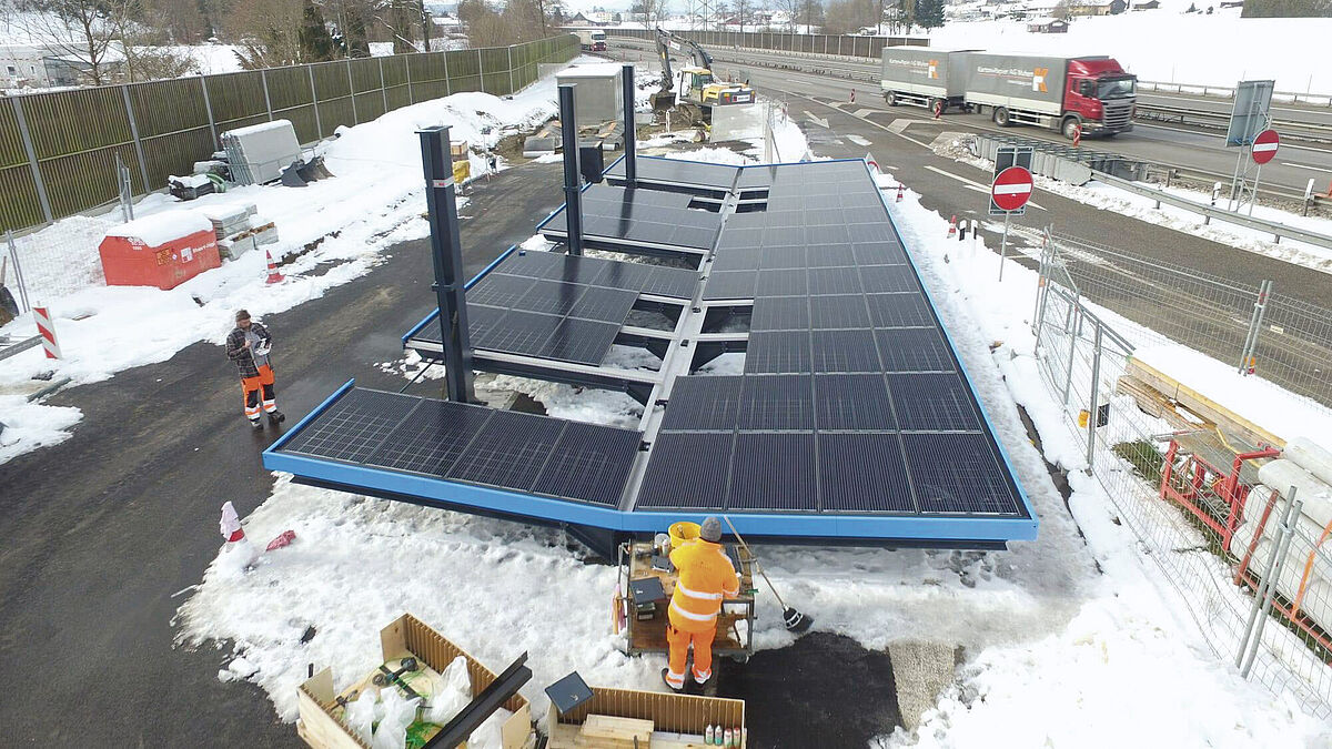 Die Stahlkonstruktion ist zusammengebaut, die Solarmodule in Rahmen aufgelegt. Bereit für das Anheben.