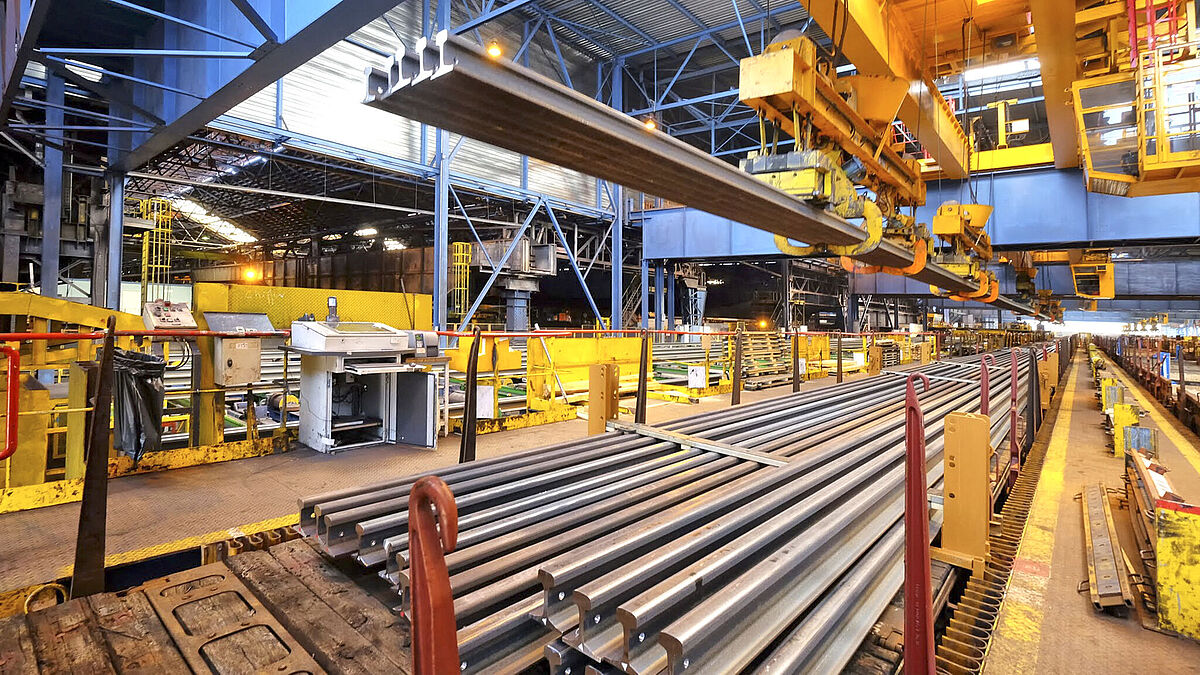 Les rails sont préparés pour le traitement de finition.