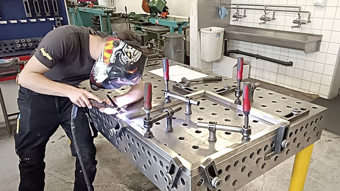 Zusammenheften des Rohrrahmens während einer ÜK-Lektion.