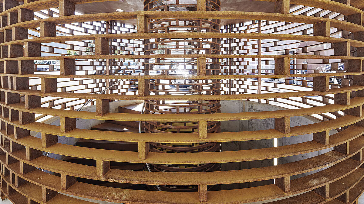 Les entretoises en acier ne sont agencées de façon rythmée que dans les parties supérieures.