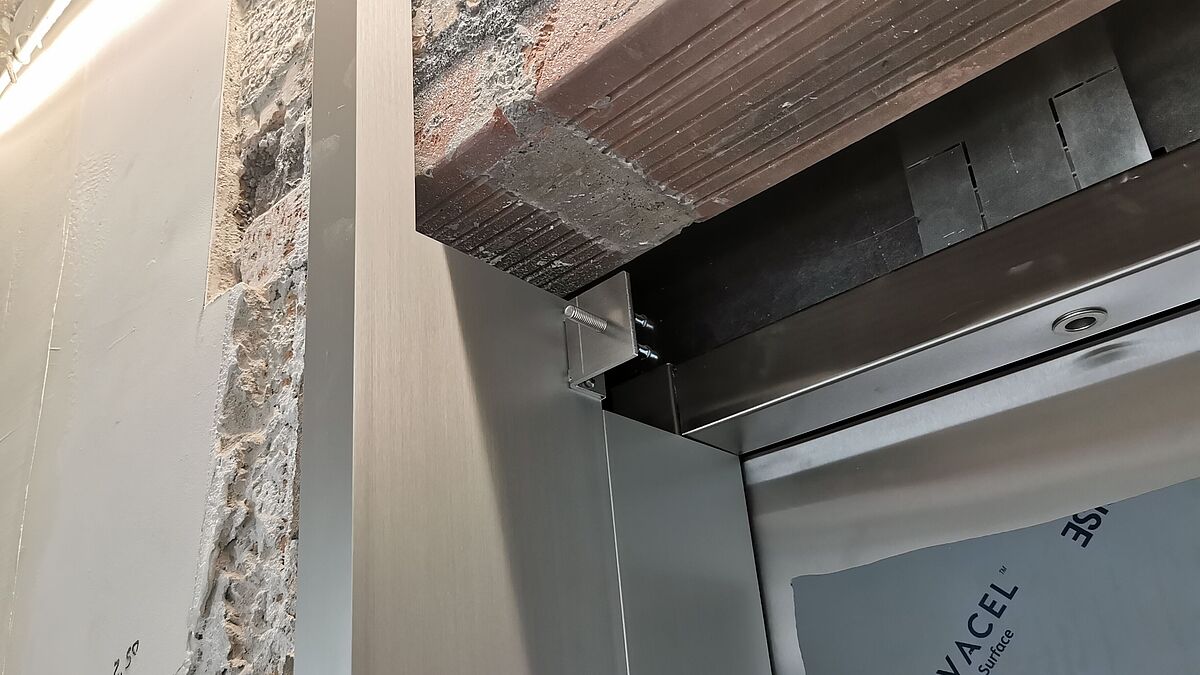 Einbau der Vertikalzarge aus dem eigens entwickelten Aluminium-Strangpressprofil. Hinten der einklipsbare Aluminiumwinkel.