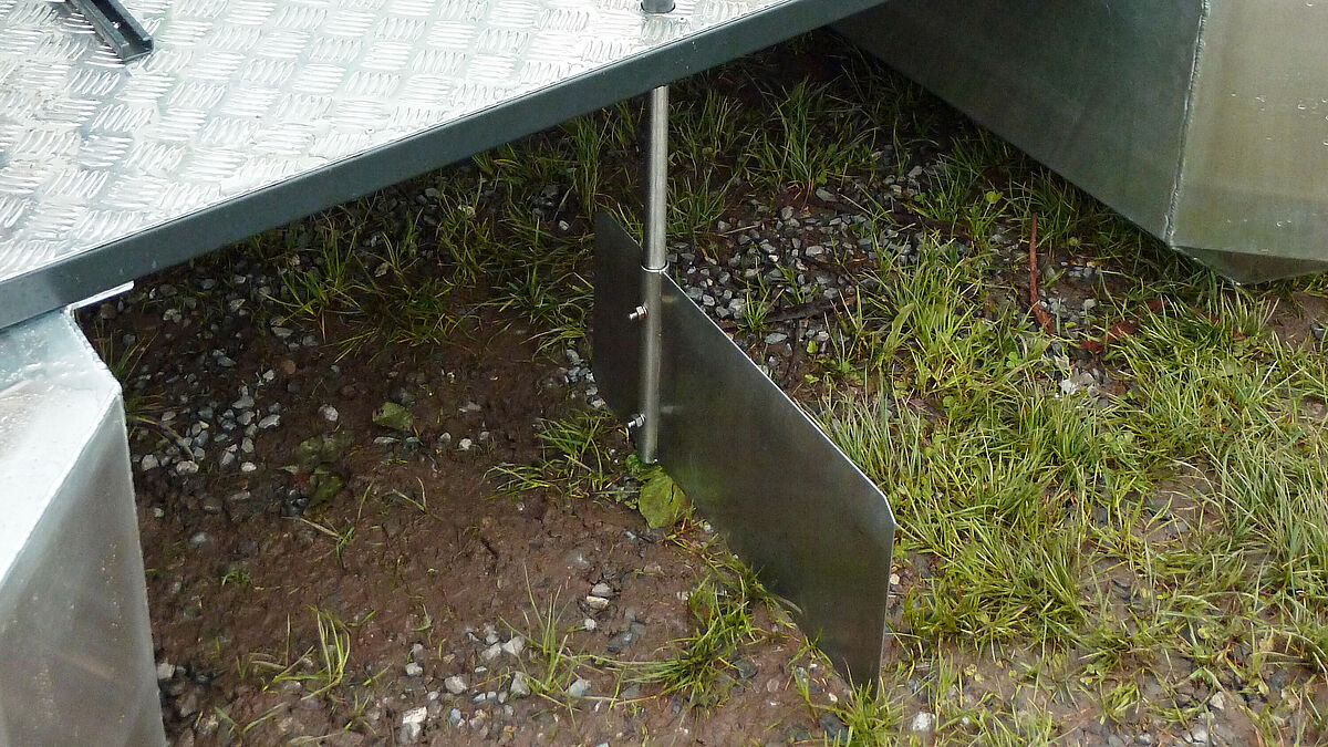 Un safran à la poupe pour assurer la direction. Plusieurs fois courbés et soudés, les flotteurs en tôle d’aluminium sont bien visibles. 