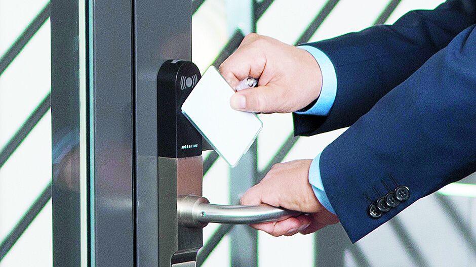 Zutrittskontrolle: Für den Zutritt wird ein Identifikationsmittel benötigt. Magnetkarten, Zahlencodes oder biometrische Komponenten wie Fingerleser, Gesichts- oder Iriserkennung sowie Smartphones gehören zu den gebräuchlichsten.