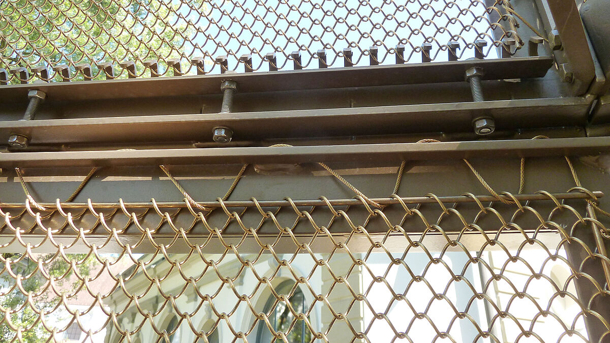 Bild Redaktion. Horizontalprofil mit Schrauben-Spannmechanismus unten. Gut zu sehen sind die einzelnen, wie ein Kamm in die Maschen greifenden Laschen.