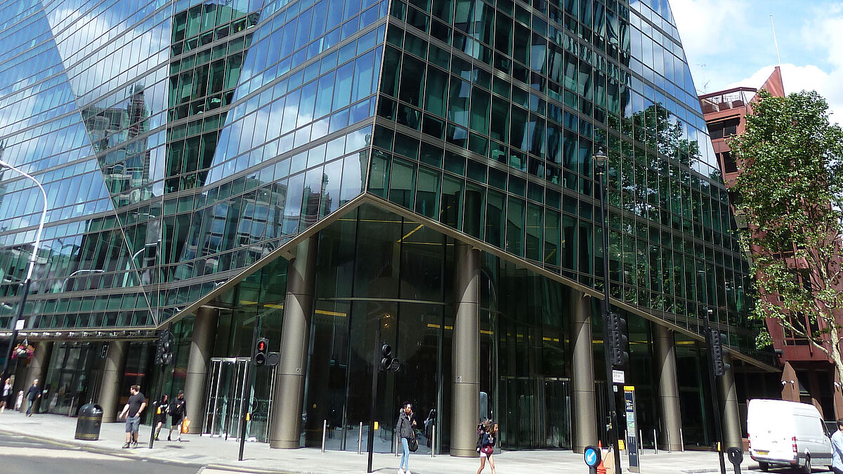 Exemple, immeuble moderne de bureaux et de logements en ville Zone de circulation: catégorie I (espaces publics dans les zones urbaines)Taille du verre: moyenne (plus grand verre> 2,2 m 2 )Hauteur de montage maximale recommandée pour VST-HST: 25 mCela signifie que les vitrages en VST-HST sont autorisés uniquement jusqu’au 7 e  étage.