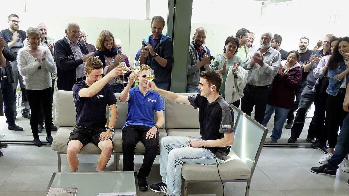 Gruppe 4 feiert ihr Siegerprojekt. Filigrane Edelstahlausführung mit gläserner, beleuchteter Rückenlehne.