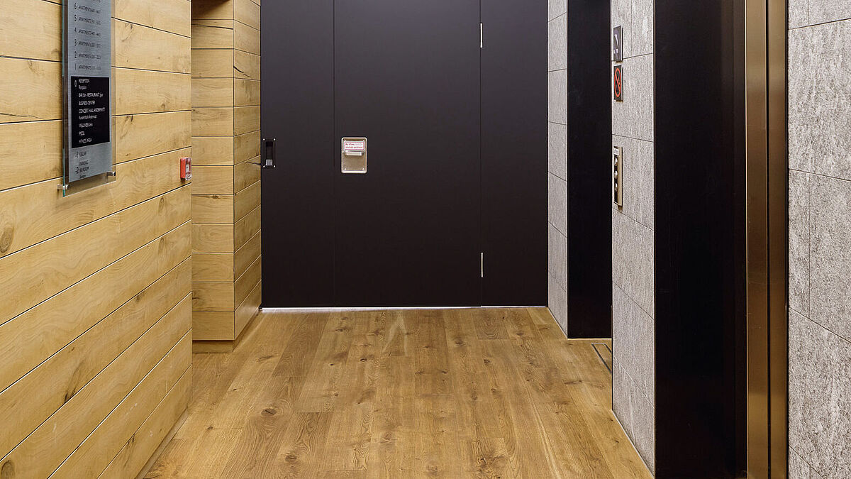 Das Schiebetor verschwindet komplett in der Nische, punktet mit einer Fluchttür nach EN 179 und garantiert damit schwellenlose Sicherheit im Brandfall.