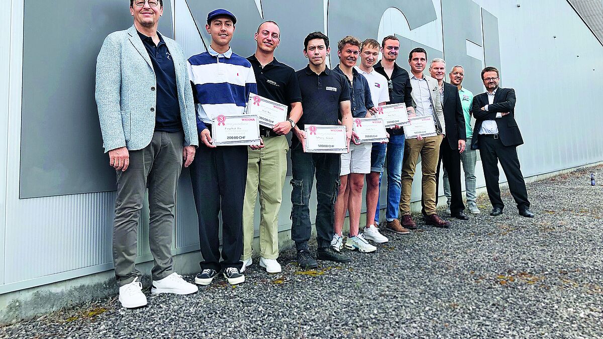 Zufriedene Gesichter nach erfolgreicher Abschlussprüfung: (v.l.n.r.) Verbandspräsident Hansueli Schäfer; die besten Lehrabgänger: Elia Pianpithak, Neo Beyli, Janosch Tethong, Dario Dänzer, Dario Mani, Andri Riesen, die Chefexperten Reto Gfeller und Bernhard Steiner Preisgeldpartner Roger Renfer (Wicona) sowie Gastgeber Fabian Engel.