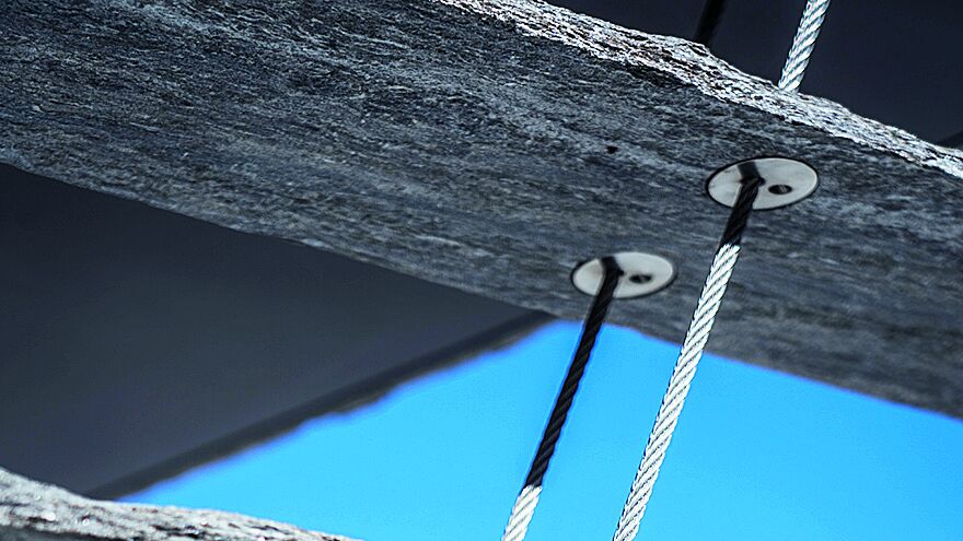 Photo : RedaktionLes douilles de câble en acier inoxydable 5534 avec vis sans tête intégrées présentent au total 55 géométries de serrage différentes.