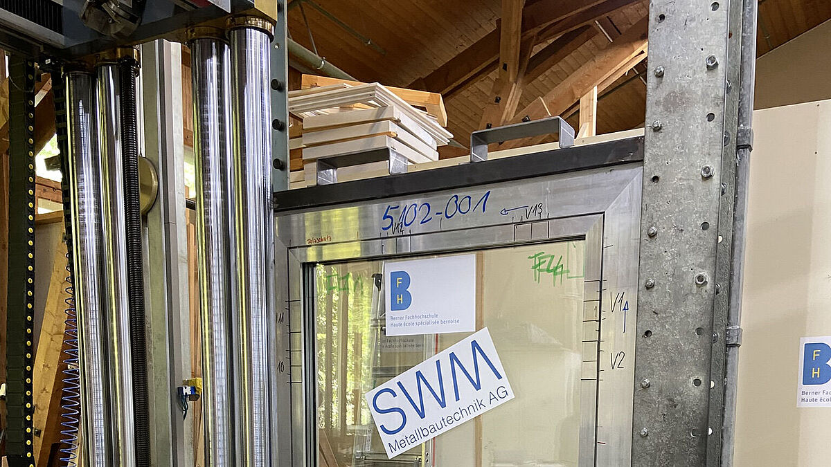 Eines der zu prüfenden Fensterelement fest eingespannt auf dem Prüfstand.