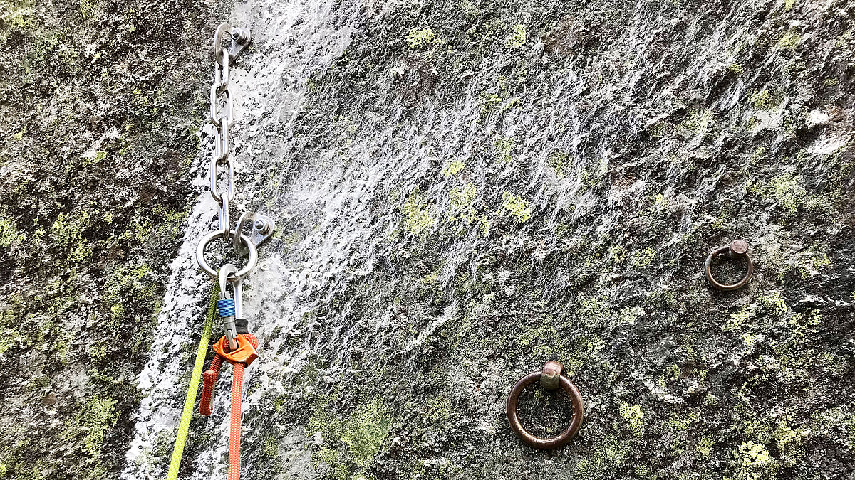 Kettenstände mit Ring oder Karabiner dienen im frisch sanierten und erweiterten Klettergarten am Gotthardmassiv dazu, am Ende einer Route, das Seil umzuleiten und den Kletterer wieder abzulassen.Bild: JDAV Landesverband Baden-Württemberg
