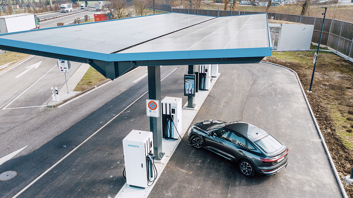 Die hochleistungsfähigen Solarmodule bilden oben eine homogene Fläche.