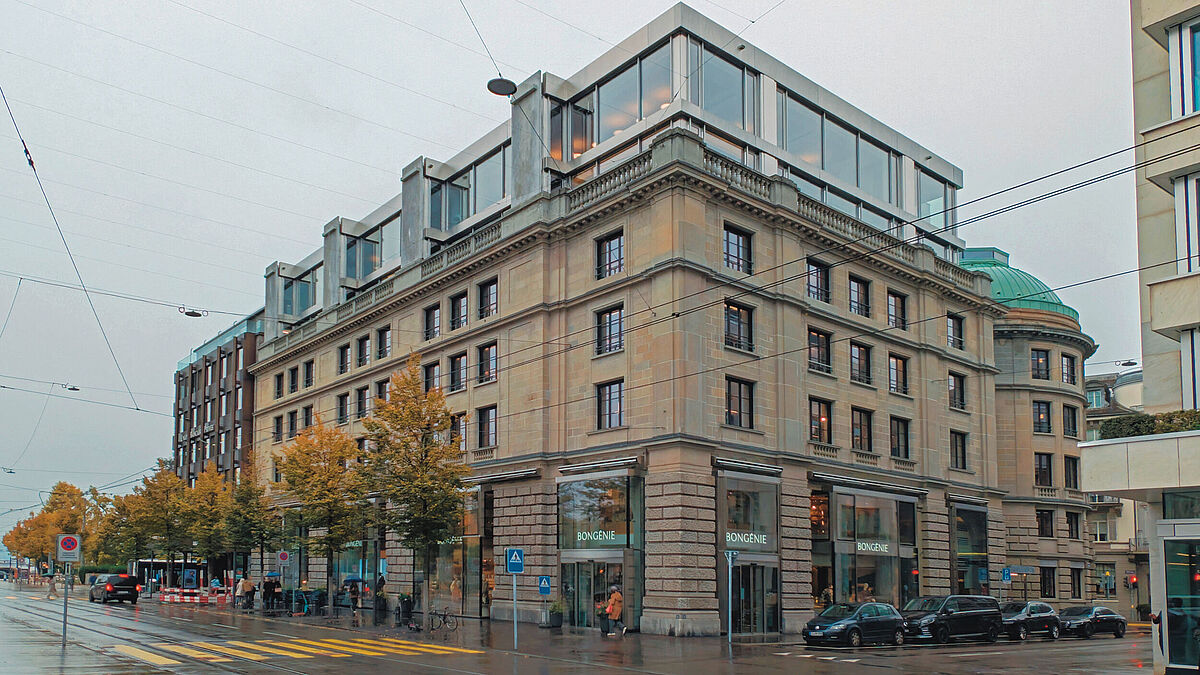 Die zweigeschossige Aufstockung: Gut zu sehen, der U-förmige Verlauf der Glas-Metall-Fassade. Bild Surber Metallbau AG  