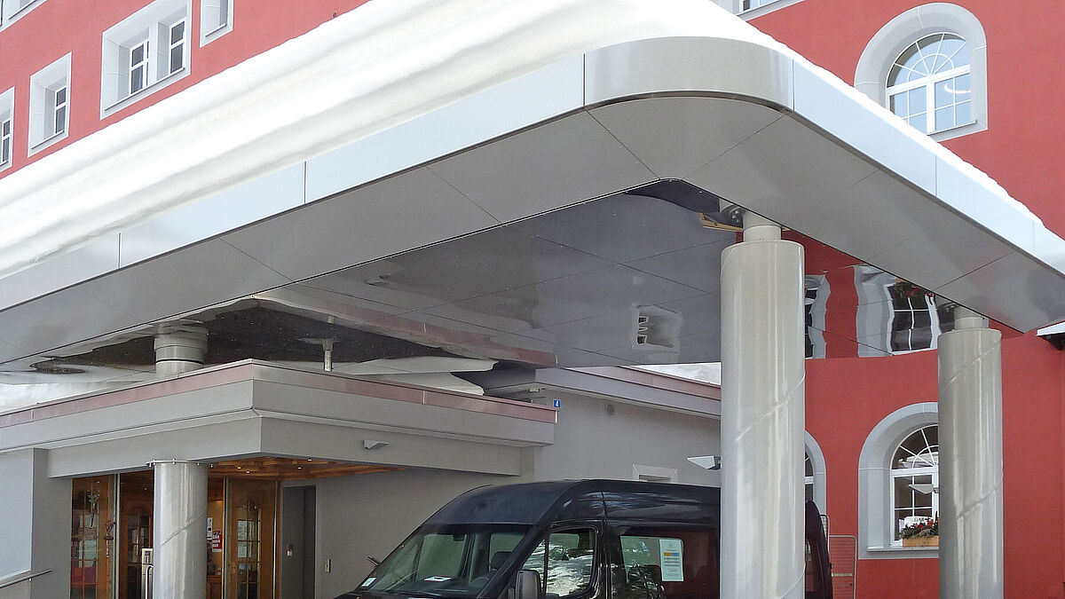 Photo : rédactionUn acier de la qualité S 355 a été utilisé pour toute la structure porteuse, dimensionnée pour une charge de neige de 910 kg/m².