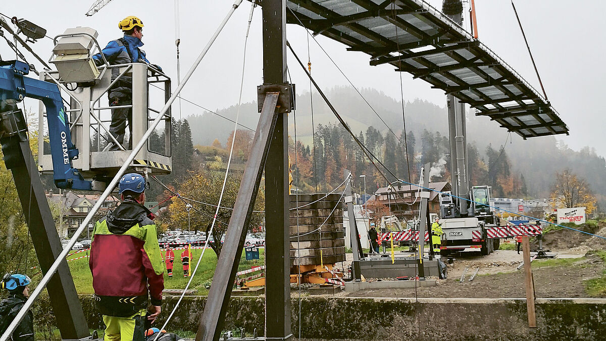 Der Brückenträger wurde an einem Stück geliefert und eingehoben.