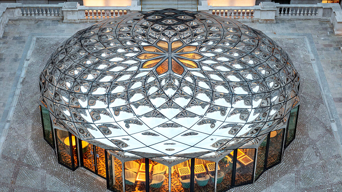 Jansen lieferte für den Pavillon drei Türen des Systems Janisol HI sowie insgesamt 39 Janisol Arte Fenster.