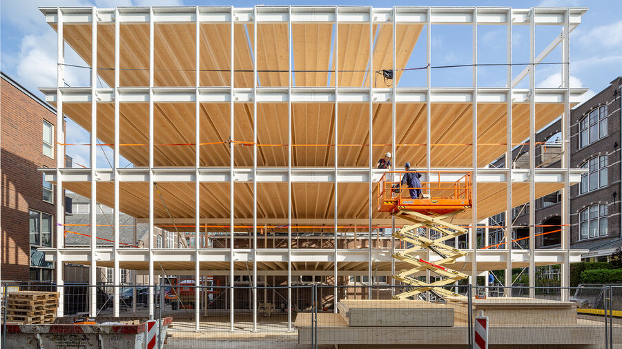 Die eingelegten Decken-/Bodenelemente sind mit splitbefüllten Karton-Wabenkernplatten und darüber liegenden Gipsfaserplatten belegt.