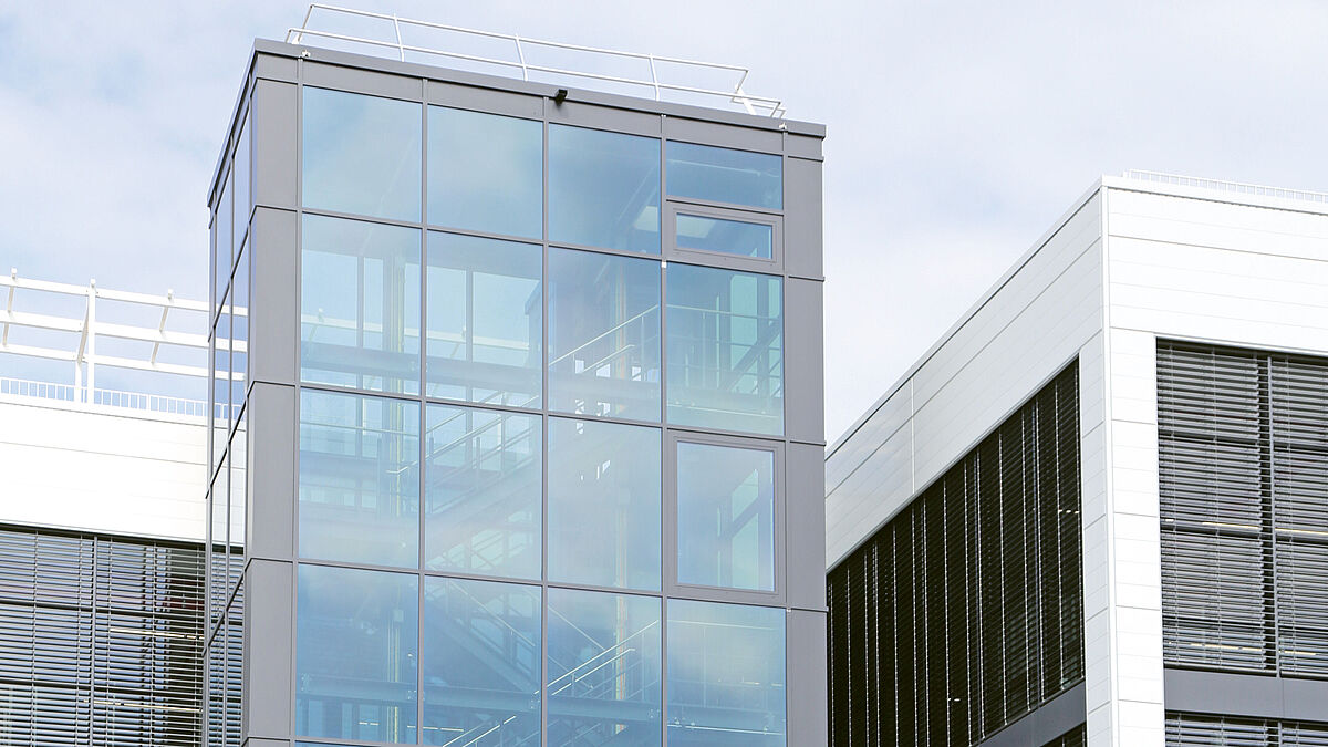 Unbeheizter Treppenhausturm anschliessend an die Picking & Handling-Fassade Süd.