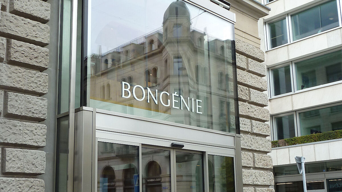 Eingang mit automatischer Doppelflügeltüre. Fein geschliffener Edelstahl und Glas dominieren. Bild Redaktion.  Wenn als Cover verwendet, im Print weglassen oder ganz klein.