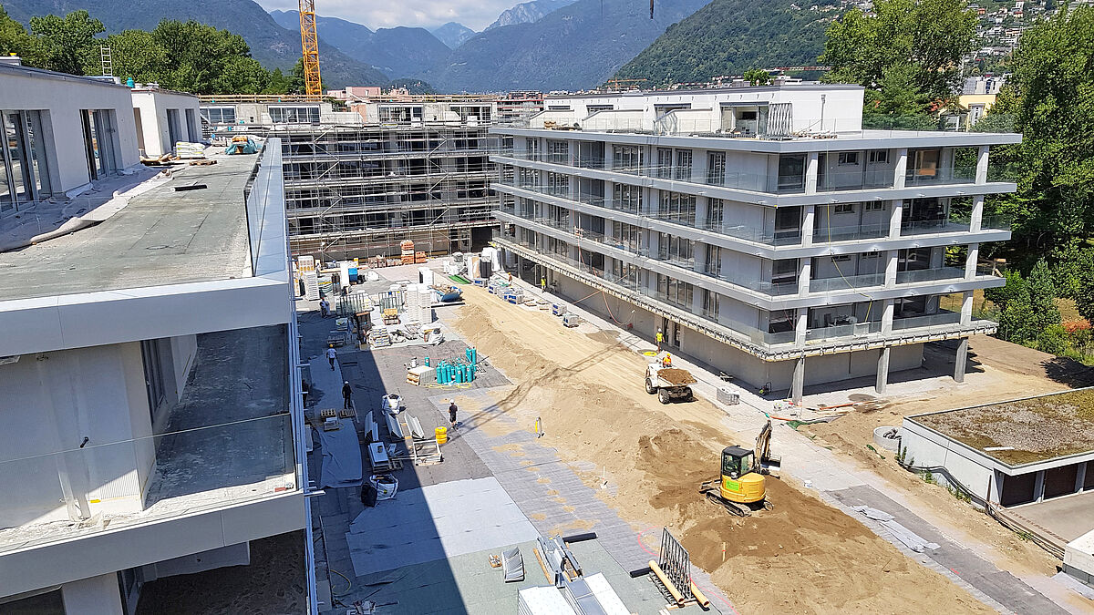 Profilverschnitt auf ein Minimum reduziert: Dank zwei speziellen Profillängen und der Standardprofillänge konnte jedes Geschoss bedient werden – auch die Maisonette-Etage, bei der das Balkon-Glasgeländer zurückversetzt ist.