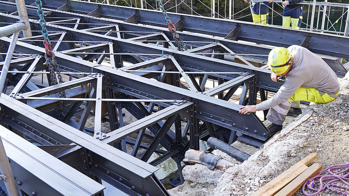 Absetzung mit dem Kran auf Gleit- und Widerlager.