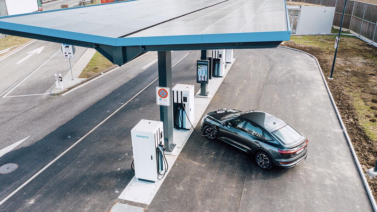 Les modules solaires hautes performances forment une surface homogène en haut.