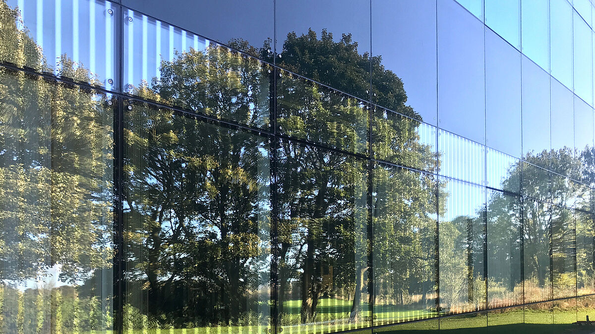 Avisafe est un verre avec marquage. De l’intérieur vers l’extérieur, le marquage n’est que peu visible, tandis que, de l’extérieur, les oiseaux le perçoivent clairement. Photo : Pilkington Allemagne.