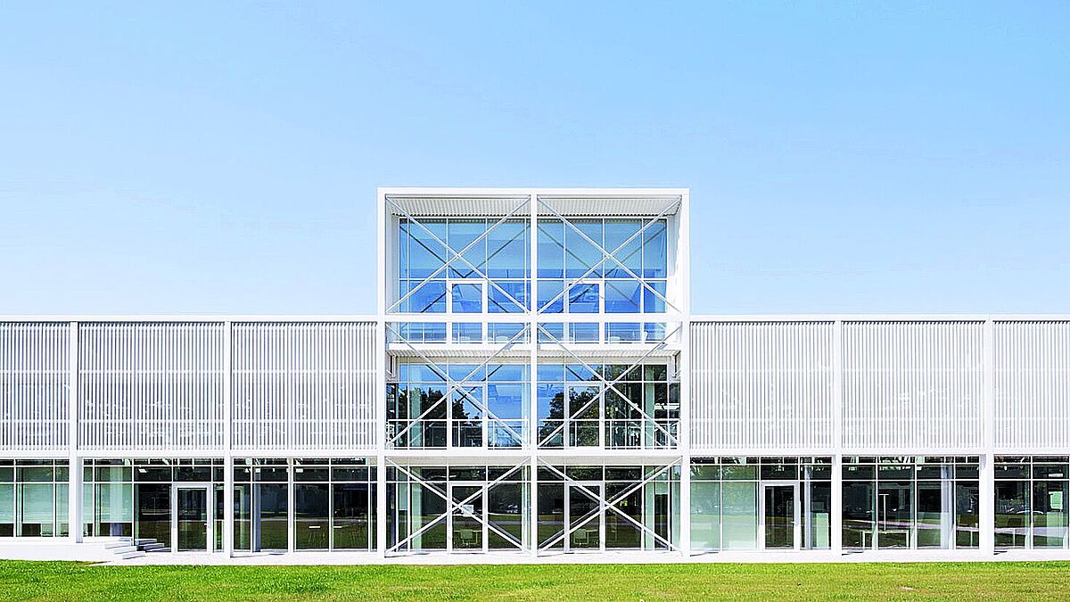 La construction se caractérise par des structures de toit en forme de lucarne qui abritent des salles de réunion.