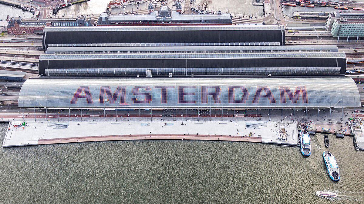 Der schwimmende Baukörper «IJboulevard» von VenhoevenCS stellt sichere Abstellmöglichkeiten für Räder bereit.