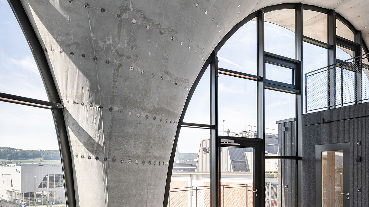 Das doppelt gekrümmte Betondach gewinnt seine Tragfähigkeit aus der Geometrie und seinem zweischaligen Aufbau.