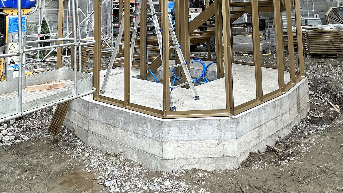 Bild: zVg: Nach dem Aufrichten der vier Stahlstützen folgte die Brücke. Dann die Innenwangen, die Aussenwangen und folgend die Rahmen der Aussenhülle.