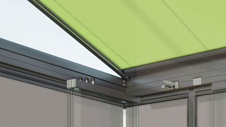 Jardin d’hiver : désormais, un seul système suffit pour protéger les vitrages disposés en angle, alors qu’auparavant, plusieurs éléments avec rails de guidage étaient requis.