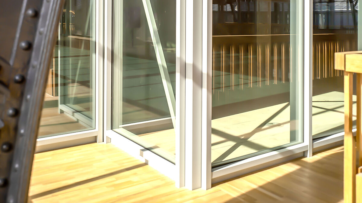 Légende Des retraits au niveau des angles et des entrées légèrement décalées vers l’intérieur renforcent encore la stabilité.