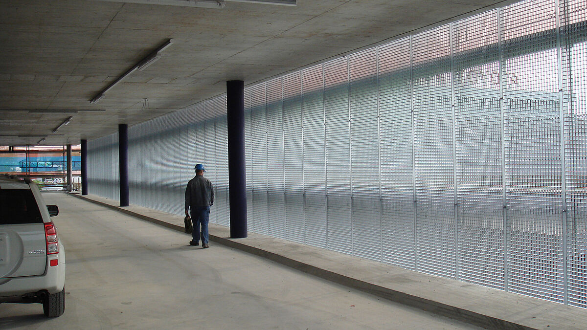 Pour un montage impeccable et rapide, les grilles caillebotis étaient positionnées et emballées selon les instructions par côté de façade et par étage. Pour un montage impeccable et rapide, les grilles caillebotis étaient positionnées et emballées selon les instructions par côté de façade et par étage.