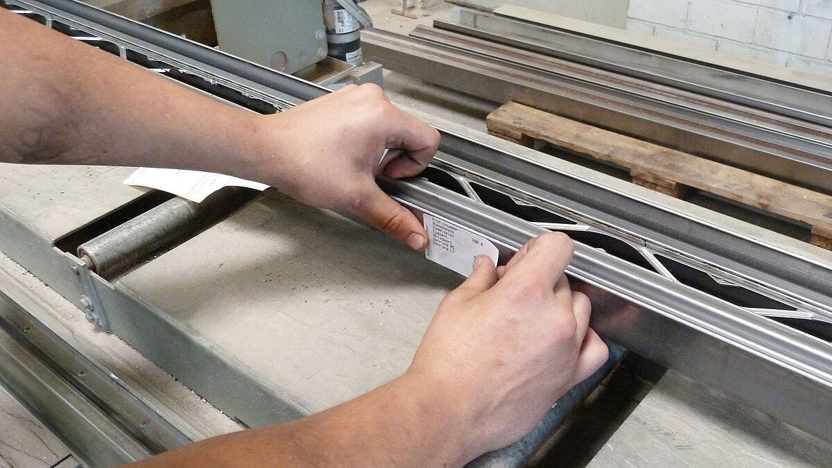 Im Zuge des Zuschnitts erhält das Profilrohr seinen Identifikationscode.