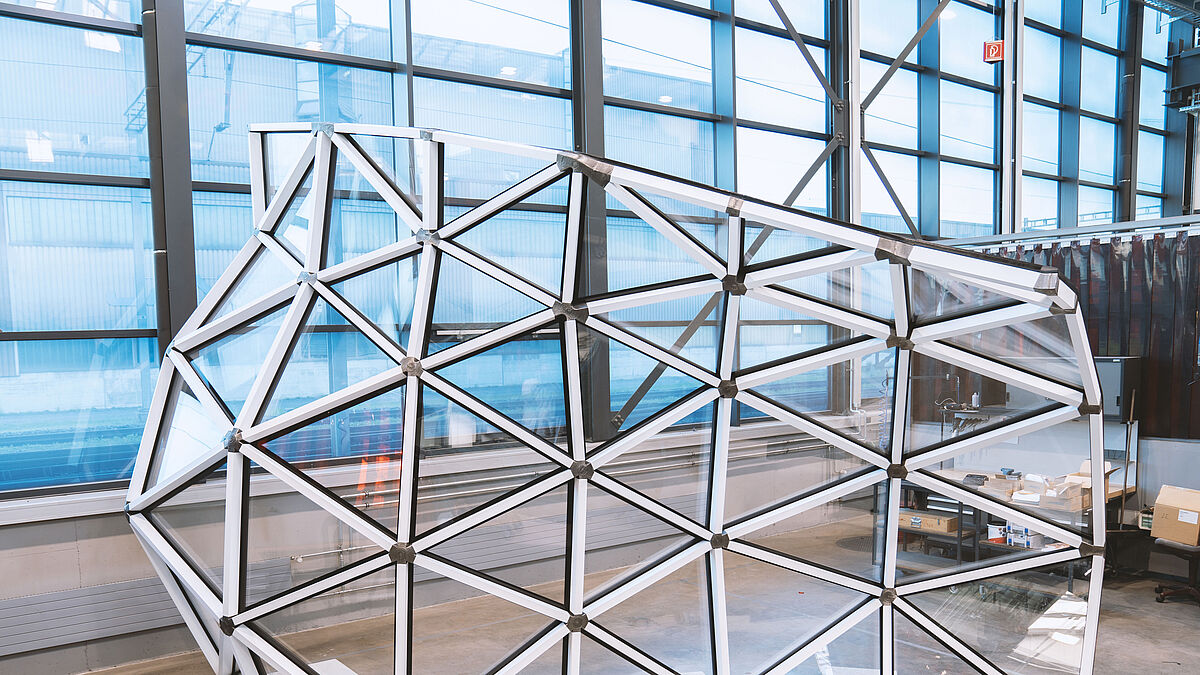 Innenansicht eines Mock-up. Gut zu erkennen die individuell geformten Knotenpunkte.