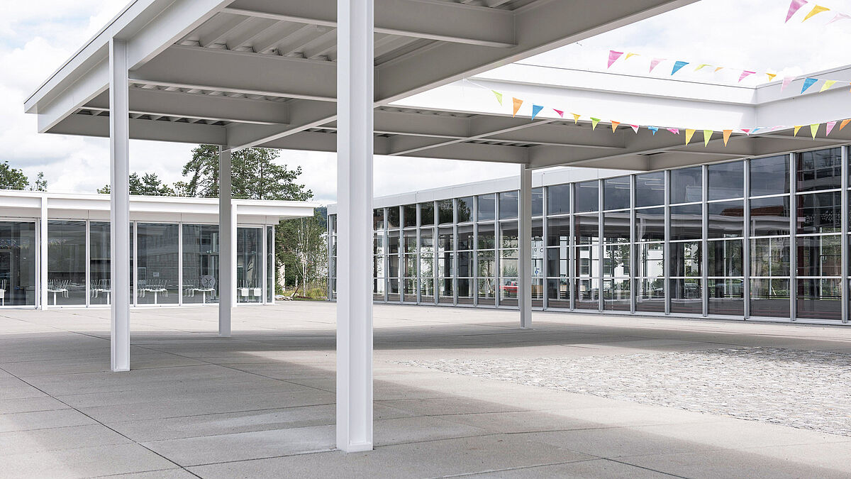 Sanierung und Erweiterung Schulanlage Auen / Frauenfeld Bauherrschaft: Sekundarschulgemeinde FrauenfeldArchitektur: jessenvollenweider architektur ag, Basel Tragwerksplanung: ZPF Ingenieure AG, BaselStahl- / Metallbau: Pfister Metallbau AG, Mauren / Tuchschmid AG, Frauenfeld / Krapf AG, Engelburg.