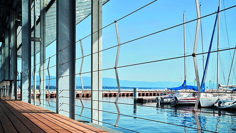 Die Struktur der Seile bildet die Wellenbewegungen des Wassers nach. Entlang der Terrasse entsteht so eine äusserst dezente Absperrung zum Wasser.