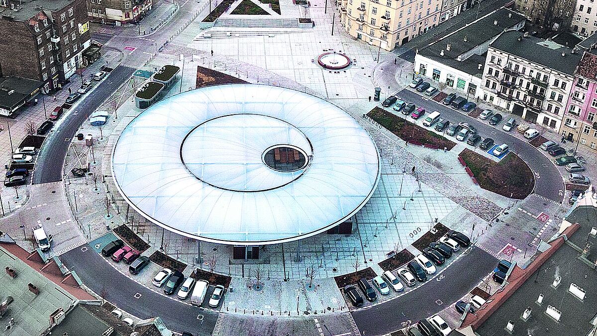 L’œil excentrique intégré à ce toit circulaire a de quoi surprendre.