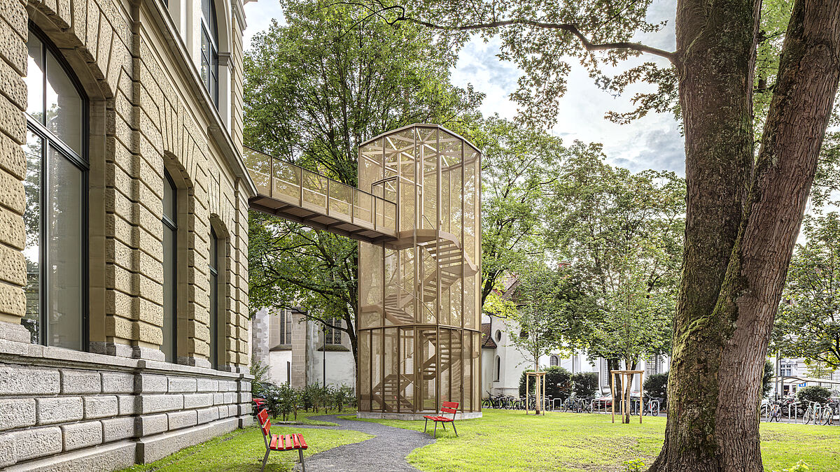 Mit rund 6,5 m Abstand zur Fassadenecke wirkt der Metallturm zurückhaltend und eigenständig.