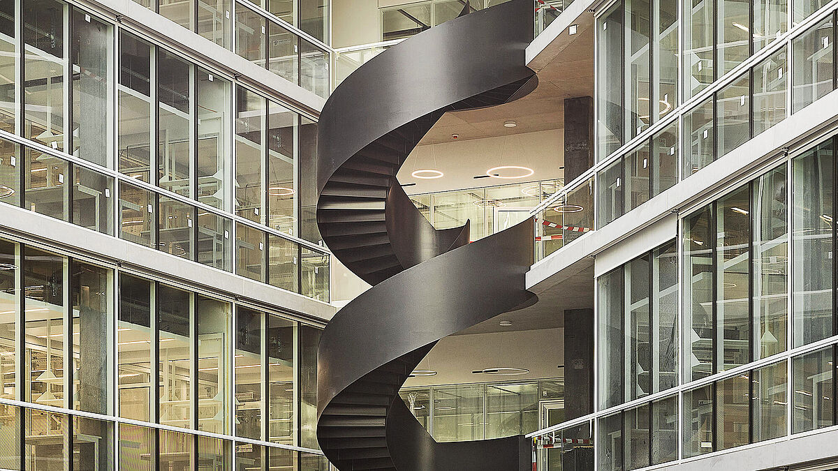 La façade intérieure du bâtiment est entièrement transparente. Une construction poteaux-traverses de type VISS TVS EI30 (50 mm) avec des raccords en T spécifiques à l’objet a été utilisée ici.