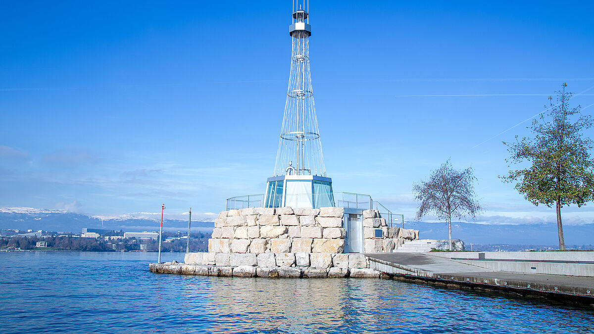 Eine weitgehend nautische Konstruktion. Vorgespannte Edelstahlseile stabilisieren die Konstruktion.