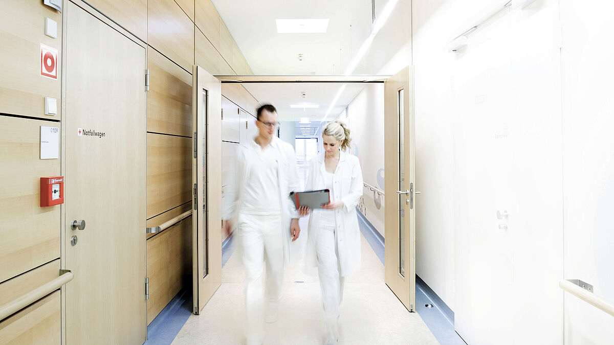 Für manche Klinikbereiche ist eine Zutrittskontrolle erforderlich, die nur berechtigten Personen Einlass gewährt.