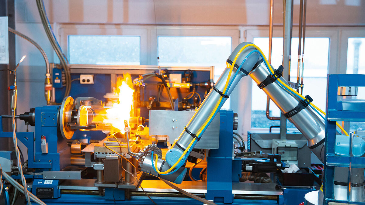 Hofmann Glastechnik setzt heute Cobots auch in komplexen Anwendungsbereichen ein.