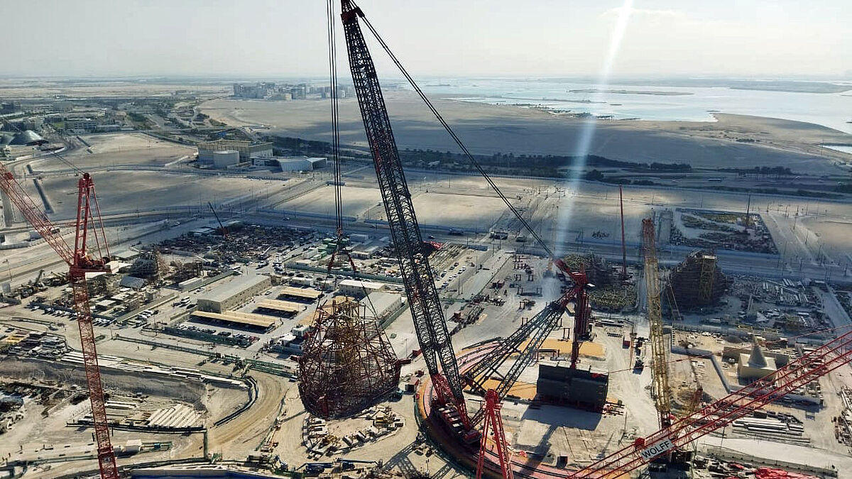 Modulare Bauweise reduziert Arbeiten in der Höhe und beschleunigt den Baufortschritt auf Saadiyat Island. 