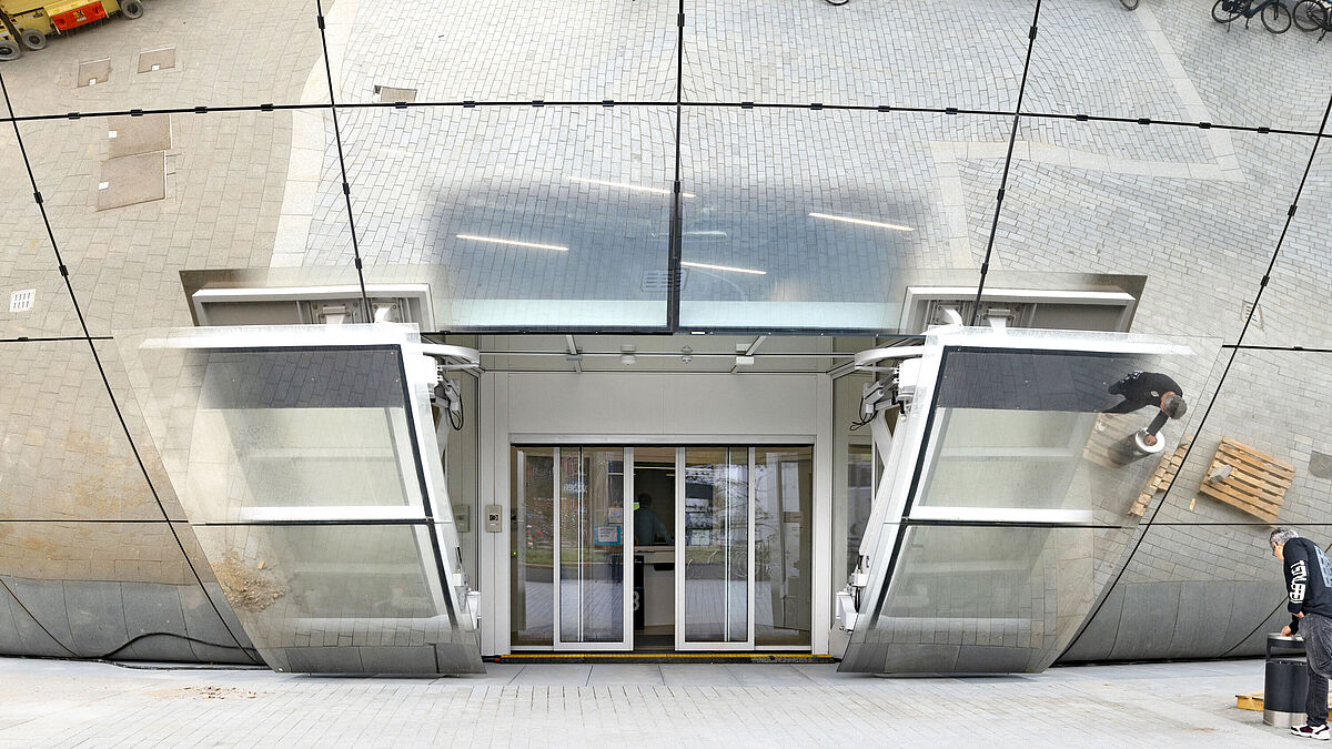 Les portes coulissantes automatiques des zones d’entrée, intégrées en toute fluidité, sont elles aussi une solution spéciale reposant sur un système de profilés en acier Jansen.