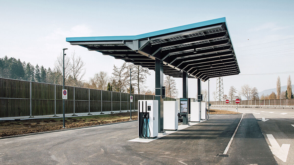 La station de recharge rapide d’Oftringen. Un bord de toit périphérique en tôle d’aluminium protège et souligne le contour extérieur.