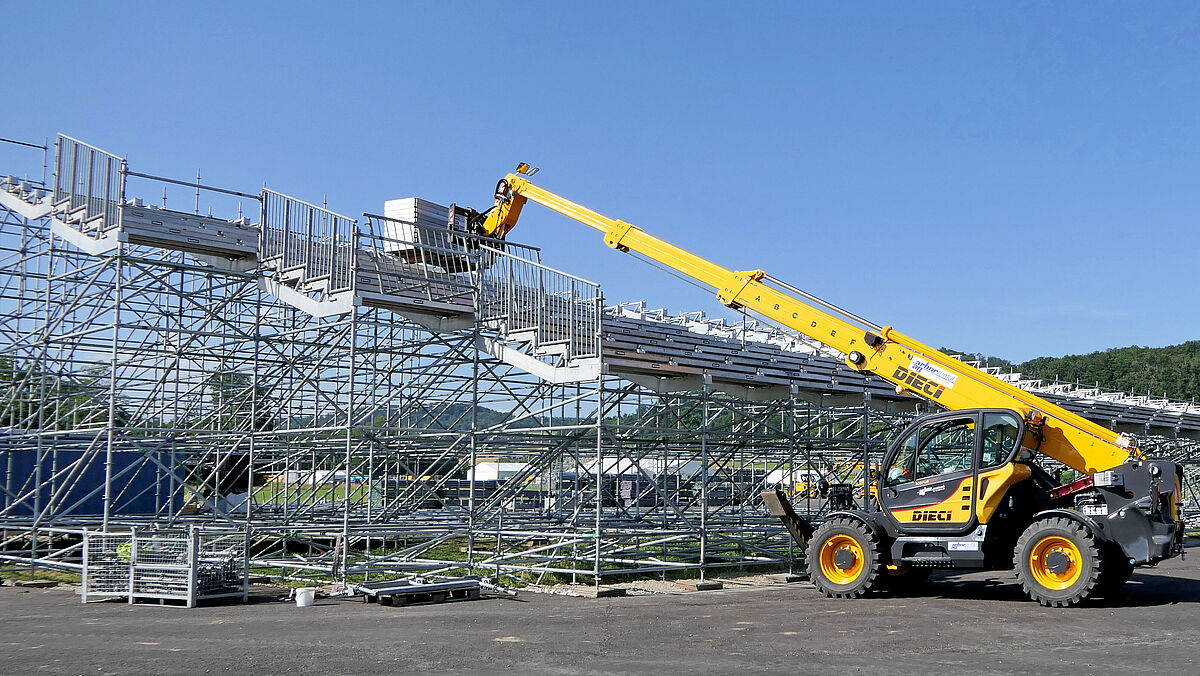 La construction avance. Si nécessaire, des machines lourdes et des moyens de levage sont également utilisés.