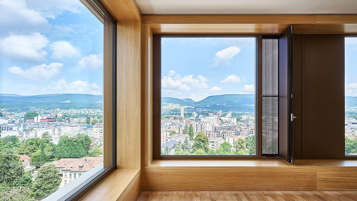 Grosszügige Fenster sorgen für Licht und visuelle Verbindung von Innen und Aussen.