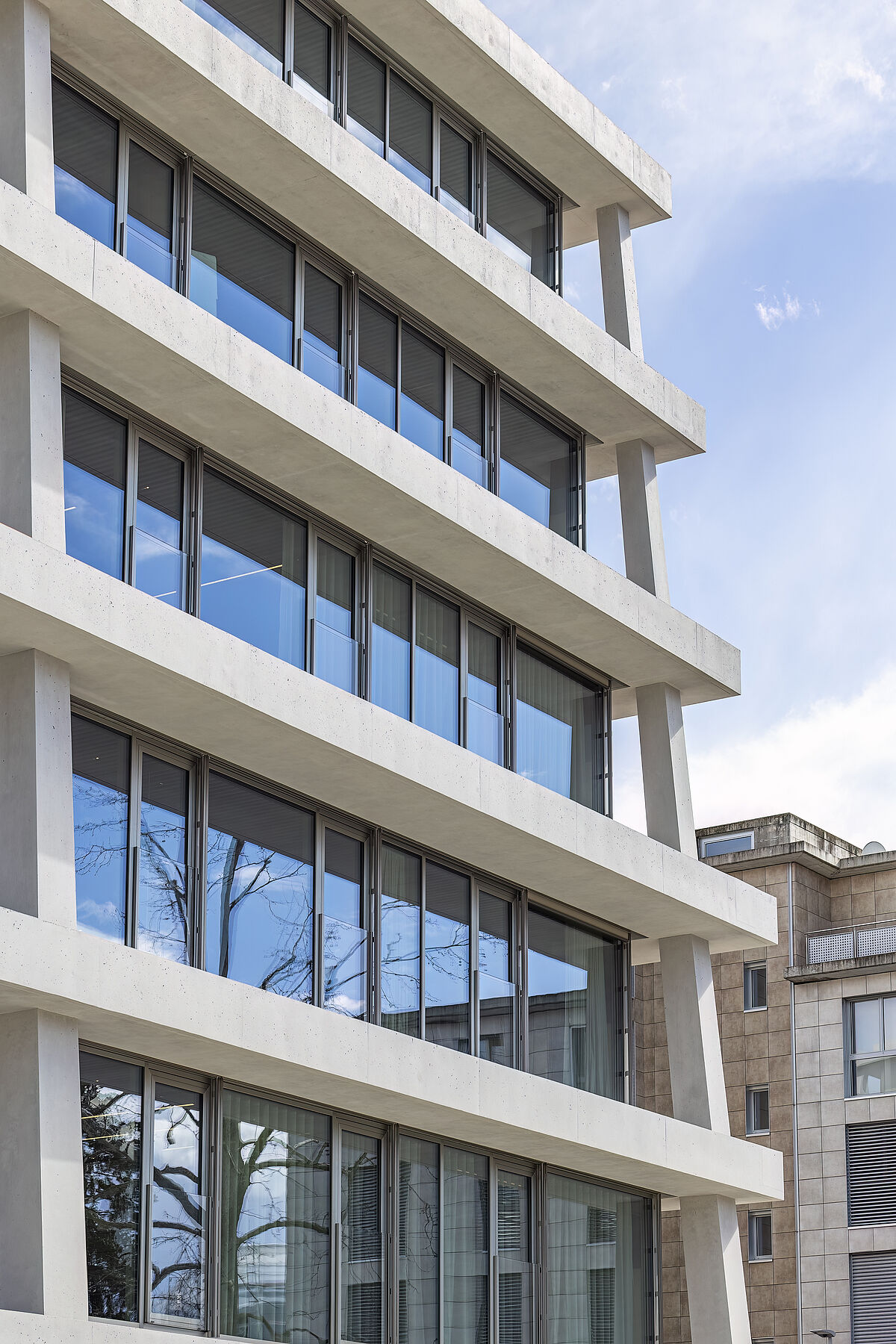 Das architektonische Zusammenspiel des 1-Meter-Rasters: eine planerische und konstruktive Herausforderung über alle, sich gegen oben, verjüngenden Geschosse.